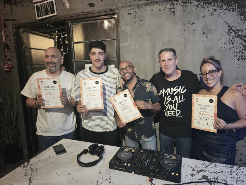 בוגרי קורס באסקימו די ג׳יי סקול עם תעודות